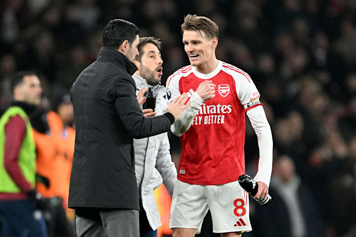 มิเกล อาร์เตต้า (ซ้าย) และ มาร์ติน เอิดเดอการ์ด