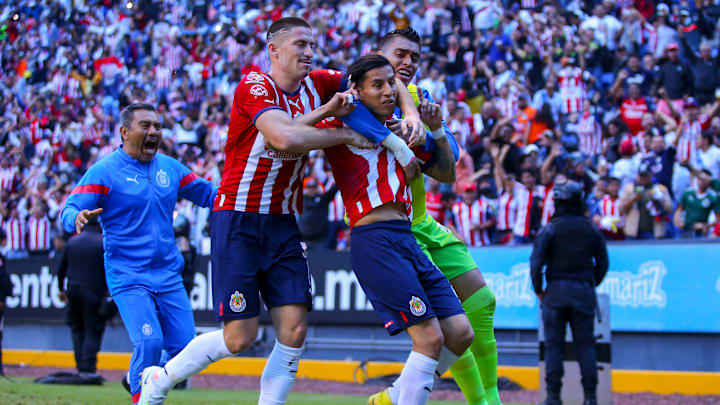 Jugadores de Chivas celebran un gol ante el Puebla.