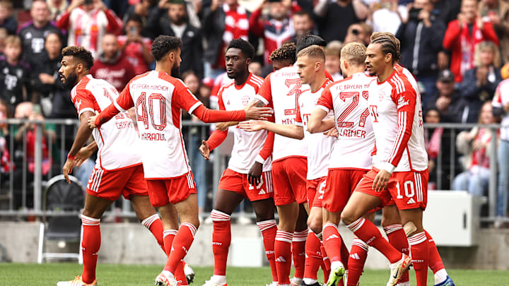 Bayern Munich players celebrating goal against VfL Bochum during Hinrunde.