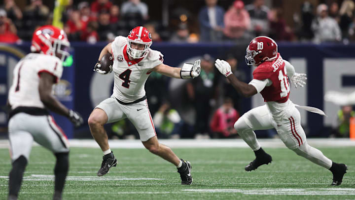 Dec 6, 2025; Atlanta, GA, USA; Georgia Bulldogs tight end Oscar Delp (4) rushes as Alabama Crimson Tide linebacker Justin Jefferson (10) defends during the second quarter during the 2025 SEC Championship game at Mercedes-Benz Stadium. 