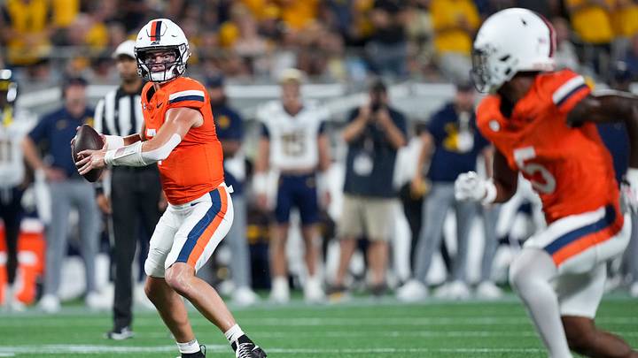 Sep 19, 2026; Charlotte, North Carolina, USA; Virginia Cavaliers quarterback Beau Pribula (7) looks to pass against the West Virginia Mountaineers during the first quarter at Bank of America Stadium. Mandatory Credit: Jim Dedmon-Imagn Images Sep 19, 2026; Charlotte, North Carolina, USA; Virginia Cavaliers quarterback Beau Pribula (7) looks to pass against the West Virginia Mountaineers during the first quarter at Bank of America Stadium. Mandatory Credit: Jim Dedmon-Imagn Images