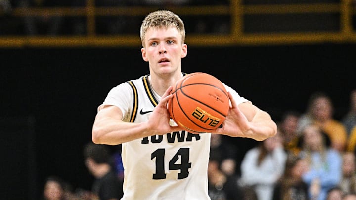 Nov 20, 2025; Iowa City, Iowa, USA; Iowa Hawkeyes guard Bennett Stirtz (14) passes the ball against the Chicago State Cougars during the second half at Carver-Hawkeye Arena. Nov 20, 2025; Iowa City, Iowa, USA; Iowa Hawkeyes guard Bennett Stirtz (14) passes the ball against the Chicago State Cougars during the second half at Carver-Hawkeye Arena.