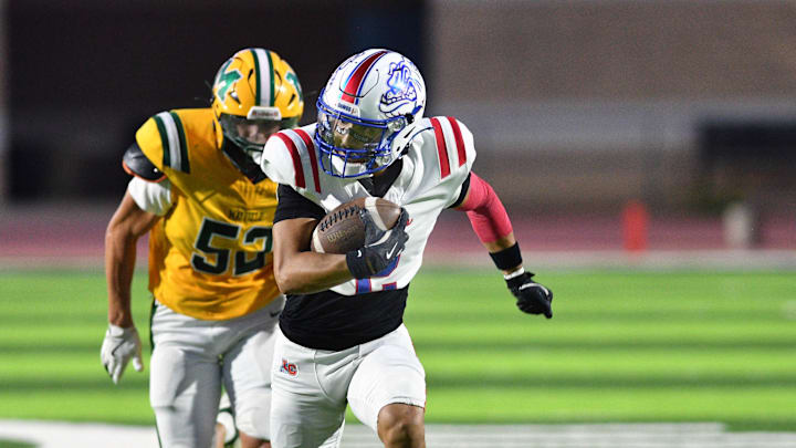 Bulldawg Francisco Winnikoff is off to the races after catching a pass for a touchdown during Friday night’s game at Field of Dreams.