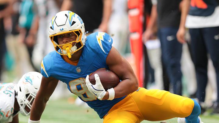 Oct 12, 2025; Miami Gardens, Florida, USA; Los Angeles Chargers tight end Oronde Gadsden II (86) looks on after carrying the football against the Miami Dolphins during the third quarter at Hard Rock Stadium. Mandatory Credit: Sam Navarro-Imagn Images Oct 12, 2025; Miami Gardens, Florida, USA; Los Angeles Chargers tight end Oronde Gadsden II (86) looks on after carrying the football against the Miami Dolphins during the third quarter at Hard Rock Stadium. Mandatory Credit: Sam Navarro-Imagn Images