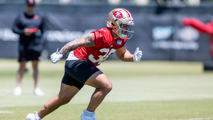 May 10, 2024; Santa Clara, CA, USA; San Francisco 49ers running back Cody Schrader (38) runs drills during the 49ers rookie minicamp at Levi’s Stadium in Santa Clara, CA. May 10, 2024; Santa Clara, CA, USA; San Francisco 49ers running back Cody Schrader (38) runs drills during the 49ers rookie minicamp at Levi’s Stadium in Santa Clara, CA.