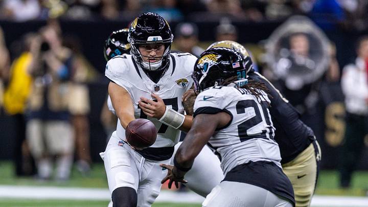 Aug 15, 2026; New Orleans, Louisiana, USA; Jacksonville Jaguars quarterback Joey Aguilar (17) hands off to running back Deejay Dallas (20) against New Orleans Saints during the second half at Caesars Superdome. Mandatory Credit: Stephen Lew-Imagn Images Aug 15, 2026; New Orleans, Louisiana, USA; Jacksonville Jaguars quarterback Joey Aguilar (17) hands off to running back Deejay Dallas (20) against New Orleans Saints during the second half at Caesars Superdome. Mandatory Credit: Stephen Lew-Imagn Images