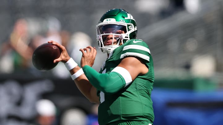 Sep 14, 2025; East Rutherford, New Jersey, USA; New York Jets quarterback Justin Fields (7) practices before the game against the Buffalo Bills at MetLife Stadium. Mandatory Credit: Vincent Carchietta-Imagn Images Sep 14, 2025; East Rutherford, New Jersey, USA; New York Jets quarterback Justin Fields (7) practices before the game against the Buffalo Bills at MetLife Stadium. Mandatory Credit: Vincent Carchietta-Imagn Images