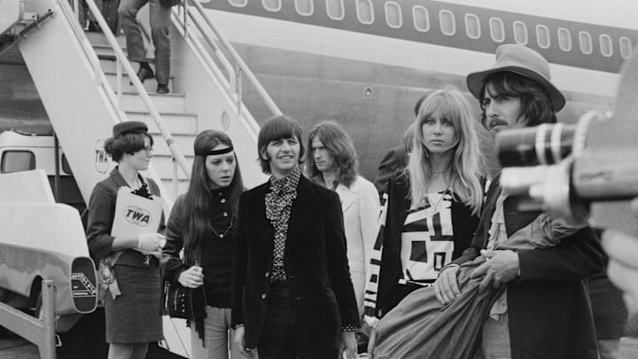 On route to the US (Pattie Boyd, Ringo Starr, George Harrison, Maureen Starkey, Eric Clapton)