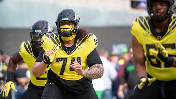 Oregon offensive lineman Dave Iuli warms up as the No. 1 Oregon Ducks host the No. 21 Illinois Fighting Illini Saturday, Oct. 26, 2024 at Autzen Stadium in Eugene, Ore.