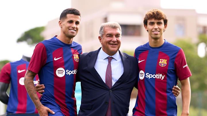 Joan Laporta mit den beiden Neuzugängen Joao Cancelo und Joao Felix
