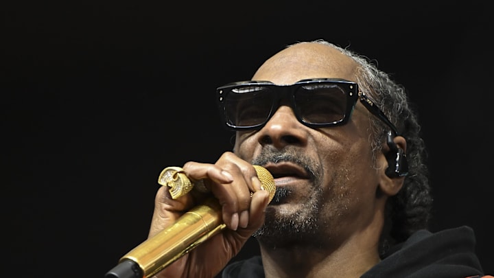 Jun 7, 2025; Vancouver, British Columbia, Canada; Snoop Dogg performs prior to the game between Edmonton Elks and BC Lions at BC Place Stadium. Mandatory Credit: Anne-Marie Sorvin-Imagn Images Jun 7, 2025; Vancouver, British Columbia, Canada; Snoop Dogg performs prior to the game between Edmonton Elks and BC Lions at BC Place Stadium. Mandatory Credit: Anne-Marie Sorvin-Imagn Images