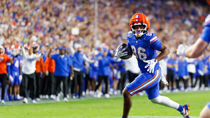 Nov 29, 2025; Gainesville, Florida, USA; Florida Gators tight end Tony Livingston (86) runs with the ball for a touchdown against the Florida State Seminoles during the first half at Ben Hill Griffin Stadium. Mandatory Credit: Matt Pendleton-Imagn Images