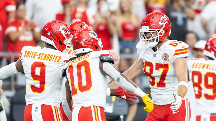 Aug 9, 2025; Glendale, Arizona, USA; Kansas City Chiefs tight end Travis Kelce (87) celebrates with wide receiver JuJu Smith-Schuster (9) and running back Isiah Pacheco (10) against the Arizona Cardinals during a preseason NFL game at State Farm Stadium. Mandatory Credit: Mark J. Rebilas-Imagn Images