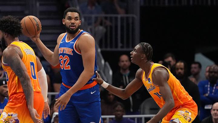 New York Knicks center/forward Karl-Anthony Towns (32) looks to pass defended by Charlotte Hornets forward Moussa Diabaté New York Knicks center/forward Karl-Anthony Towns (32) looks to pass defended by Charlotte Hornets forward Moussa Diabaté