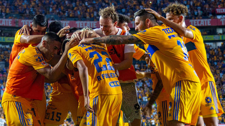 Jugadores de Tigres UANL celebran un gol.