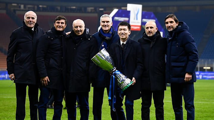 La dirigenza nerazzurra con la Supercoppa Italiana La dirigenza nerazzurra con la Supercoppa Italiana