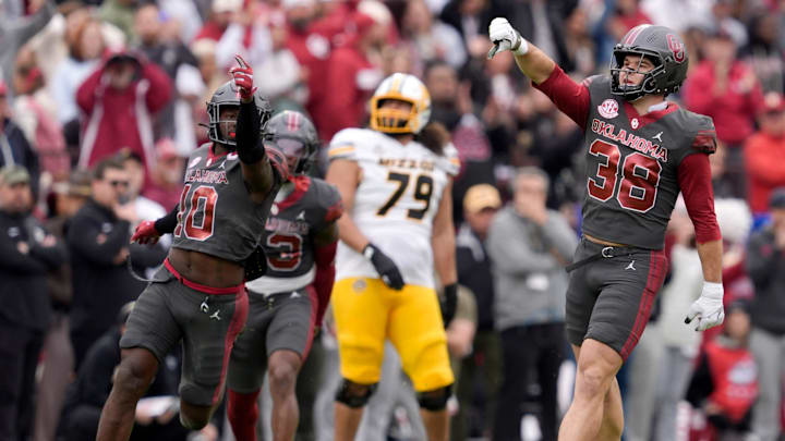Oklahoma Sooners linebacker Owen Heinecke (38) 