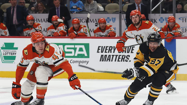 Dec 9, 2025; Pittsburgh, Pennsylvania, USA; Anaheim Ducks right wing Beckett Sennecke (45) gathers the puck ahead of Pittsburgh Penguins center Sidney Crosby (87) during the third period at PPG Paints Arena | Charles LeClaire-Imagn Images Dec 9, 2025; Pittsburgh, Pennsylvania, USA; Anaheim Ducks right wing Beckett Sennecke (45) gathers the puck ahead of Pittsburgh Penguins center Sidney Crosby (87) during the third period at PPG Paints Arena | Charles LeClaire-Imagn Images