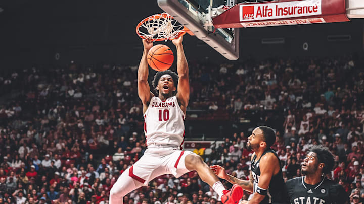 Mouhamed Dioubate dunks the basketball against Mississippi State