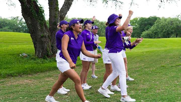 TCU Women's Golf celebrating after making a birdie TCU Women's Golf celebrating after making a birdie