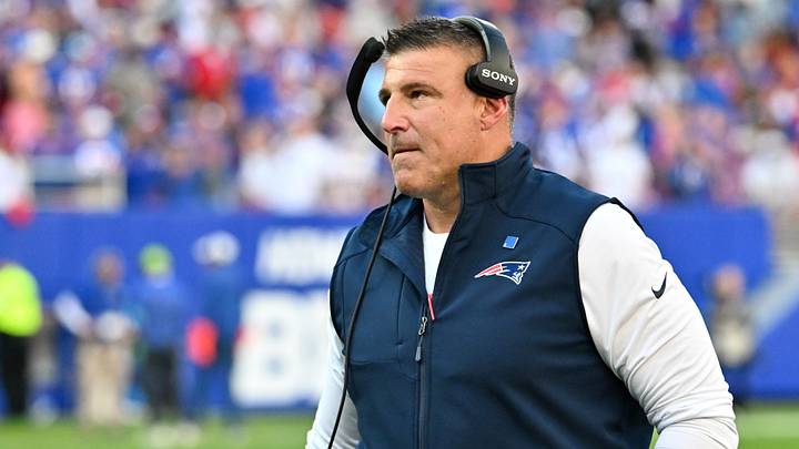 Oct 4, 2026; Orchard Park, New York, USA; New England Patriots head coach Mike Vrabel looks on during the fourth quarter against the Buffalo Bills at New Highmark Stadium. Mandatory Credit: Mark Konezny-Imagn Images Oct 4, 2026; Orchard Park, New York, USA; New England Patriots head coach Mike Vrabel looks on during the fourth quarter against the Buffalo Bills at New Highmark Stadium. Mandatory Credit: Mark Konezny-Imagn Images