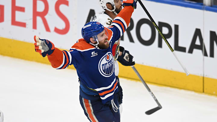 Edmonton Oilers center Leon Draisaitl Edmonton Oilers center Leon Draisaitl