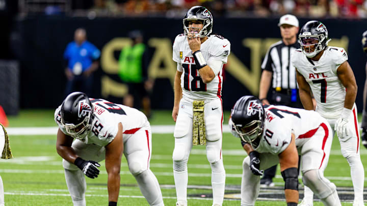 Nov 10, 2024; New Orleans, Louisiana, USA;   Atlanta Falcons quarterback Kirk Cousins (18) looks over the New Orleans Saints defense during the first half at Caesars Superdome. Mandatory Credit: Stephen Lew-Imagn Images