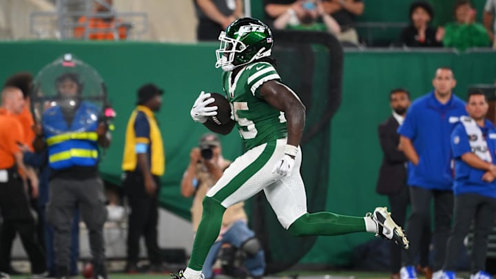 Aug 24, 2024; East Rutherford, New Jersey, USA; New York Jets running back Israel Abanikanda (25) runs with the ball on his way to a touchdown against the New York Giants during the first half at MetLife Stadium. Mandatory Credit: Rich Barnes-Imagn Images Aug 24, 2024; East Rutherford, New Jersey, USA; New York Jets running back Israel Abanikanda (25) runs with the ball on his way to a touchdown against the New York Giants during the first half at MetLife Stadium. Mandatory Credit: Rich Barnes-Imagn Images