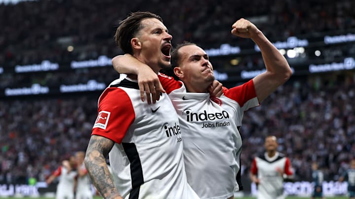 Robin Koch (l.) feiert mit Arthur Theate