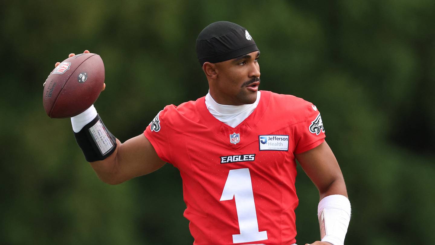 Allenamento con tute dei Philadelphia Eagles, giocatori in azione durante la sessione di allenamento