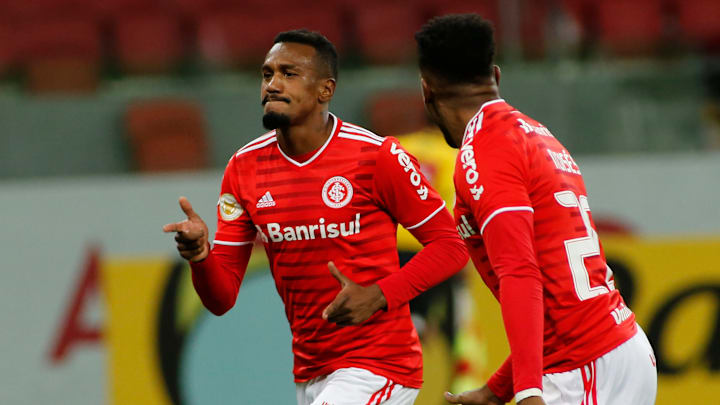 Edenilson deve iniciar a partida entre os titulares