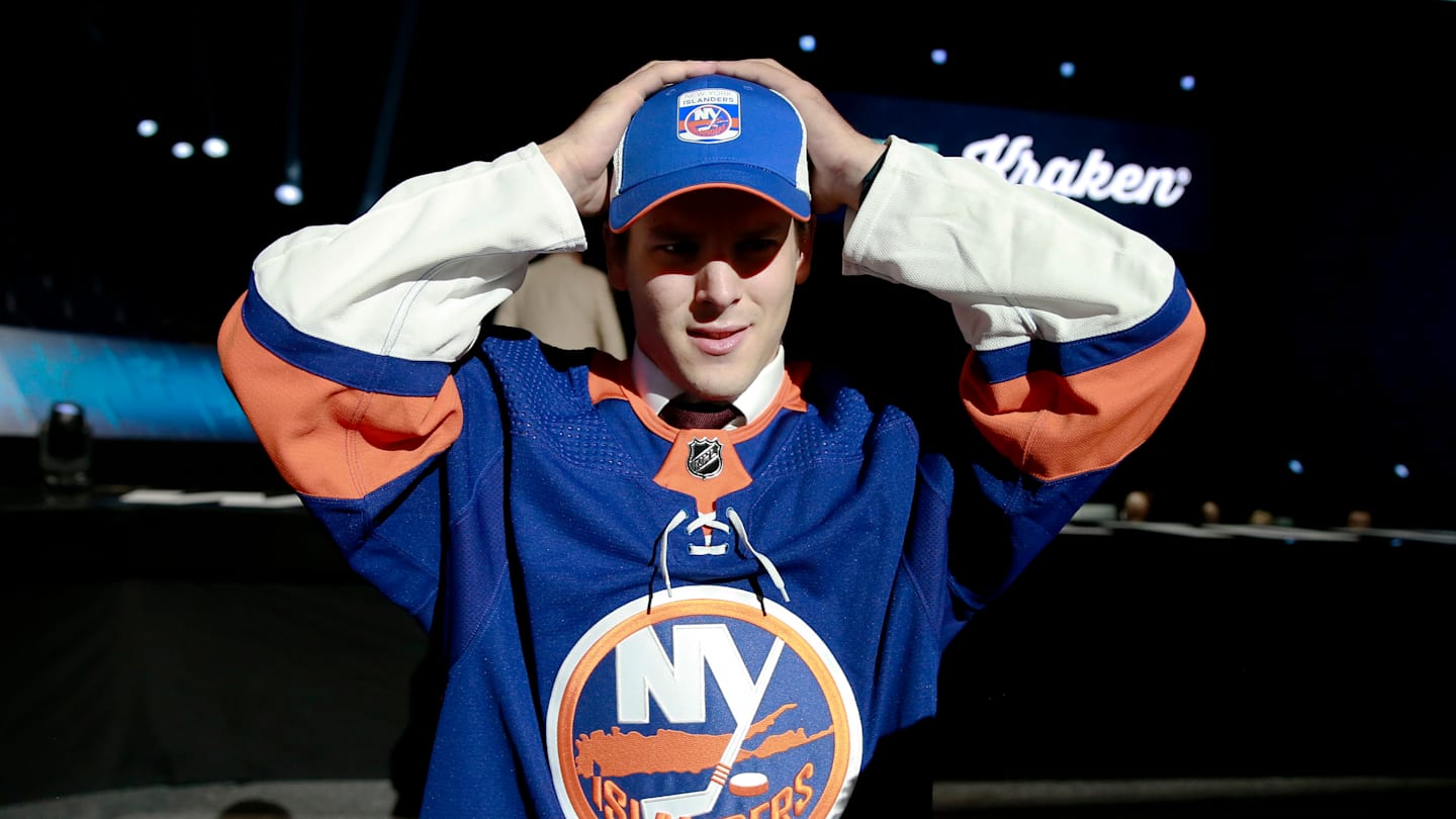 Former NY Islanders 2023 draft pick signs contract with Toronto Maple Leafs affiliate