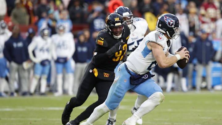Tennessee Titans quarterback Will Levis (8) scrambles from Washington Commanders defensive end Dorance Armstrong (92)