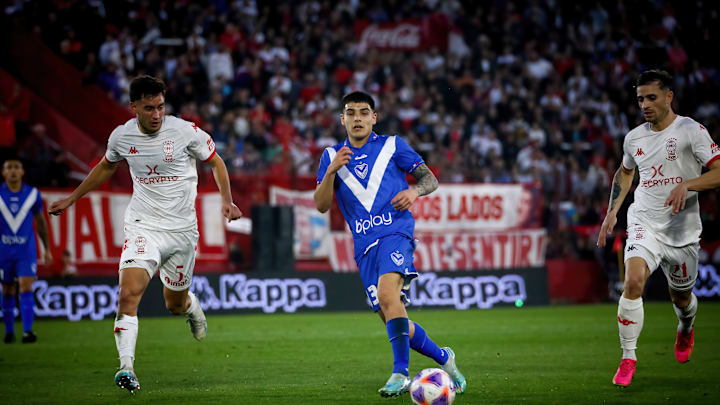 Santiago Hezze (L), Walter Mazzanti (R) of Huracan and Elias...