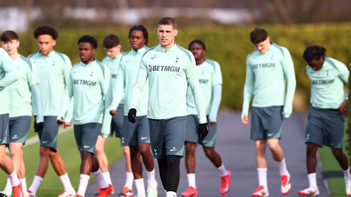 Spurs players training ahead of the game