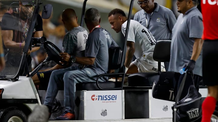 Santos v Atletico Mineiro - Brasileirao 2025