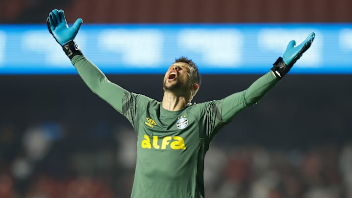 Volpi se recupera de lesão muscular e volta ao gol do Grêmio