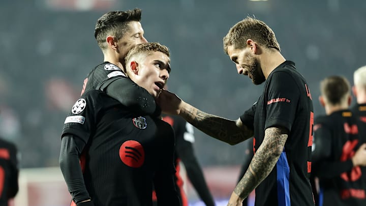 Robert Lewandowski (links) will Fermin Lopez offensichtlich nicht gehen lassen