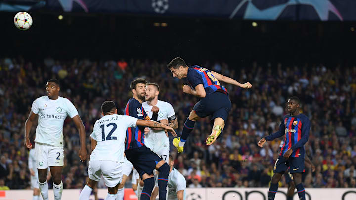 Robert Lewandowski subiu mais que todo mundo e marcou o gol que evitou a eliminação do Barça