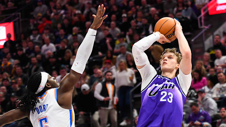 Lauri Markkanen shoots a fallaway jumper against the Oklahoma City Thunder