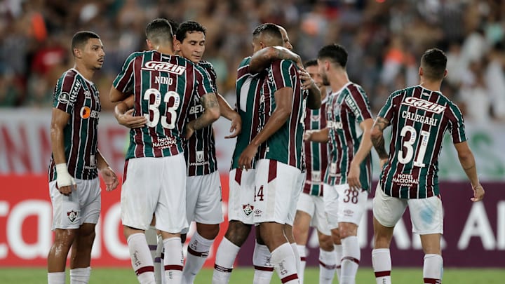 Torcedores do Botafogo atiraram pedras em direção ao ônibus do Fluminense na chegada ao Nilton Santos