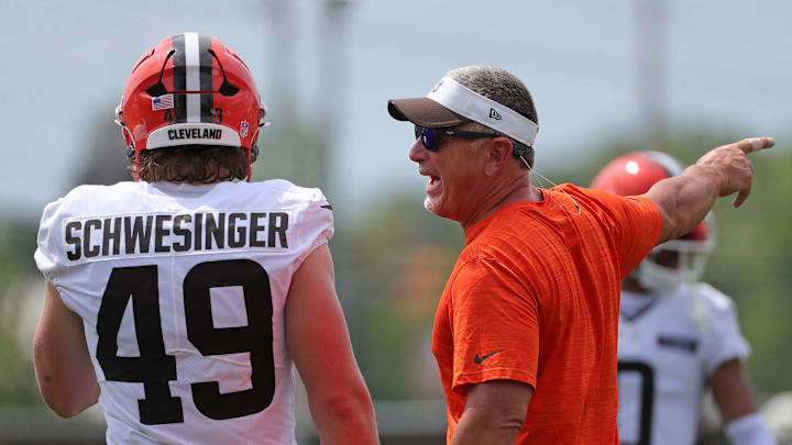 Cleveland Browns defensive coordinator Jim Schwartz has a word with linebacker Carson Schwesinger