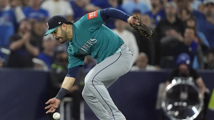 Oct 19, 2025; Toronto, Ontario, CAN; Seattle Mariners third baseman Eugenio Suarez (28) attempts to field the ball against the Toronto Blue Jays in the second inning during game six of the ALCS round for the 2025 MLB playoffs at Rogers Centre. Mandatory Credit: John E. Sokolowski-Imagn Images Oct 19, 2025; Toronto, Ontario, CAN; Seattle Mariners third baseman Eugenio Suarez (28) attempts to field the ball against the Toronto Blue Jays in the second inning during game six of the ALCS round for the 2025 MLB playoffs at Rogers Centre. Mandatory Credit: John E. Sokolowski-Imagn Images