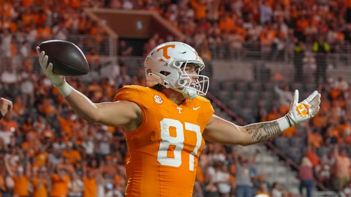Tennessee tight end Miles Kitselman (87) scores a touchdown during a NCAA game between Tennessee and Kent State in Neyland Stadium in Knoxville on Saturday, Sept. 14, 2024.