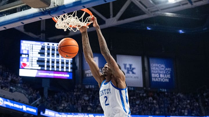 Kentucky Wildcats forward Aaron Bradshaw (2) dunks the ball during their game against the Arkansas