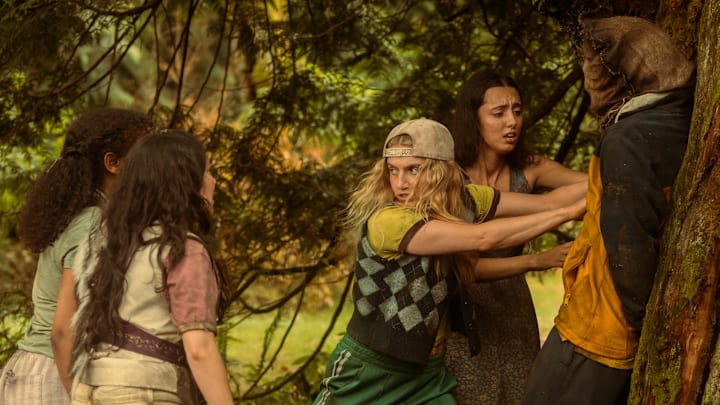 L-R: Silvana Estifanos as Teen Britt, Vanessa Prasad as Teen Gen, Jenna Burgess as Teen Melissa, Anisa Harris as Teen Robin and Steven Krueger as Ben Scott in Yellowjackets, episode 5, season 3, streaming on Paramount+ with SHOWTIME, 2025. Photo Credit: Kailey Schwerman/Paramount+ with SHOWTIME.