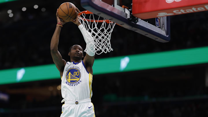 Golden State Warriors forward Jonathan Kuminga (00) dunks the ball against the Washington Wizards at Capital One Arena.