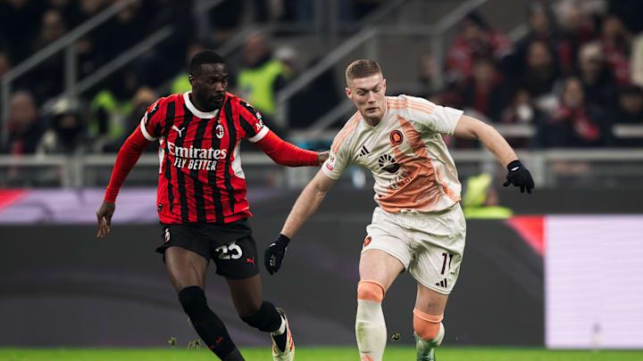 Artem Dovbyk (R) of AS Roma competes for the ball with Fikayo Tomori