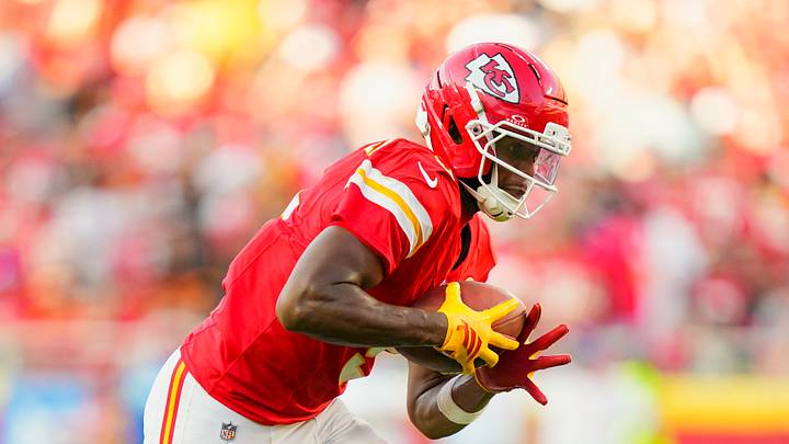 Sep 28, 2025; Kansas City, Missouri, USA; Kansas City Chiefs wide receiver Juju Smith-Schuster (9) runs with the ball during the second half against the Baltimore Ravens at GEHA Field at Arrowhead Stadium. Mandatory Credit: Jay Biggerstaff-Imagn Images Sep 28, 2025; Kansas City, Missouri, USA; Kansas City Chiefs wide receiver Juju Smith-Schuster (9) runs with the ball during the second half against the Baltimore Ravens at GEHA Field at Arrowhead Stadium. Mandatory Credit: Jay Biggerstaff-Imagn Images