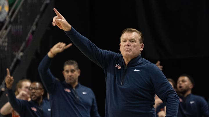 Illinois head coach Brad Underwood, center, gestures to his team during the second half against Oregon at Matthew Knight Arena in Eugene Thursday, Jan. 2, 2025.
